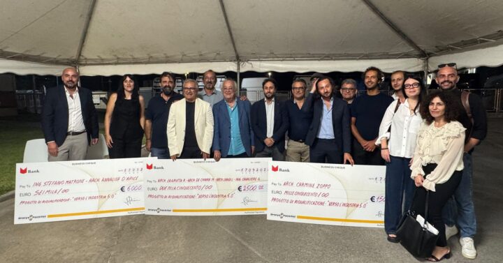 The winners of the "Toward Industry 5.0" Ideas Competition with their prize checks, together with Drorys Packlist representatives